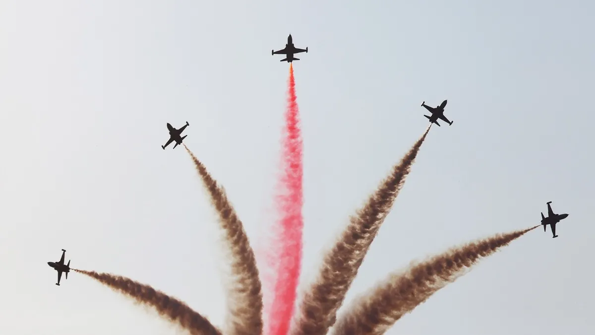 Türk Yıldızları’nın gösterisi nefesleri kesti! Karaman'da gösteri uçuşu yapan Türk Yıldızlarını binlerce kişi izledi