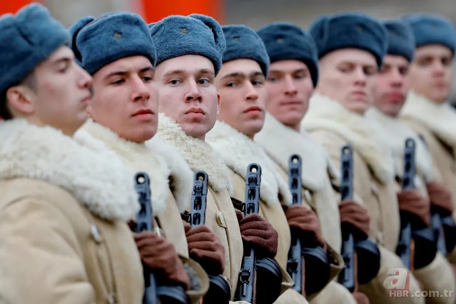 Rusya'dan renkli görüntüler! 'Sovyet askerleri' Kızıl Meydan'da... 11