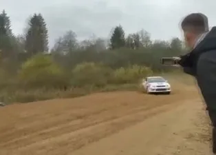Saniyeler sonra dehşeti yaşadılar! Rallide 6 araç art arda aynı noktaya uçtu