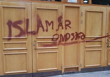 Stockholm'deki bir caminin kapısına "İslam kötülük dinidir" yazıldı