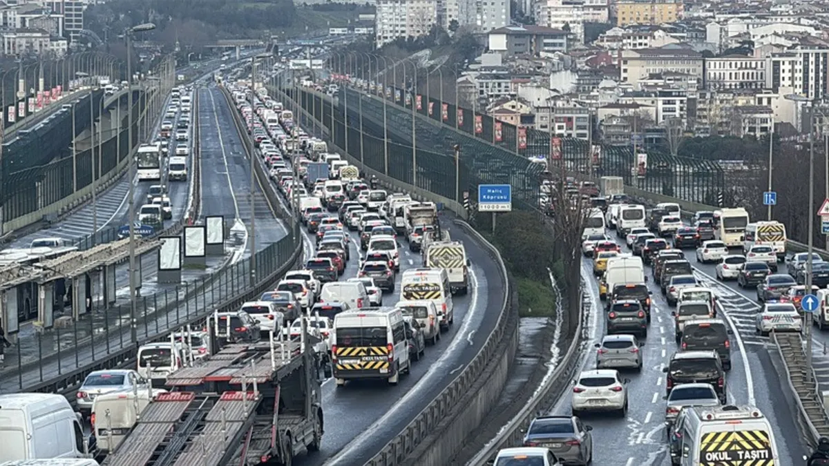 İstanbul’da mesai çıkışı alarmı! Trafik yoğunluğu yüzde 80’e dayandı