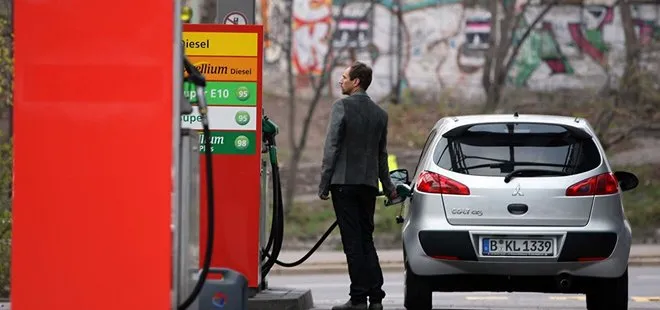 Almanlar ucuz yakıt kuyruğunda! Bir bidon benzin için Çekya’ya gidiyorlar