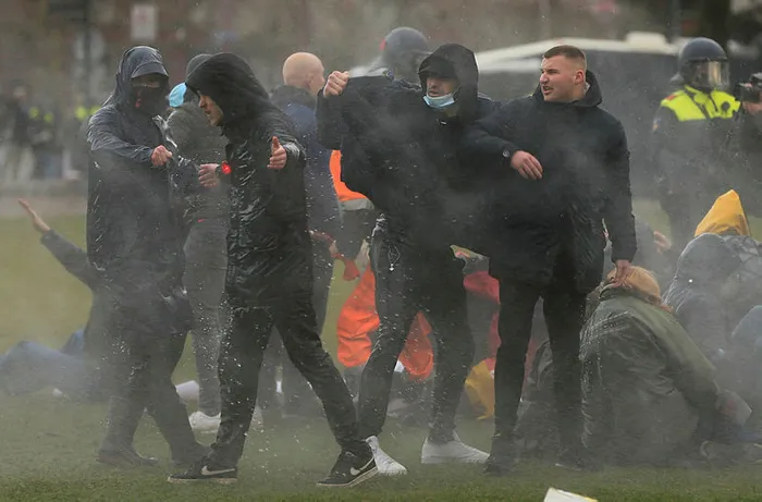 Hollanda’da koronavirüs kısıtlamaları halkı sokağa döktü: 35 gözaltı - 4