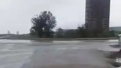 Sağanak yağmurda asfalt attılar!