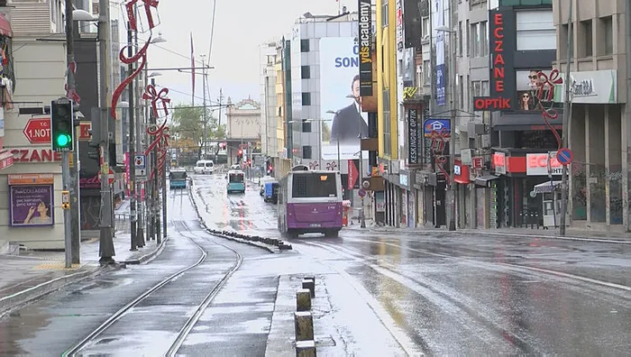 Son dakika: CHP'li İBB kısıtlamadan muaf vatandaşları mağdur etti! Kadıköy'de duraklarda saatlerce otobüs beklediler - 2