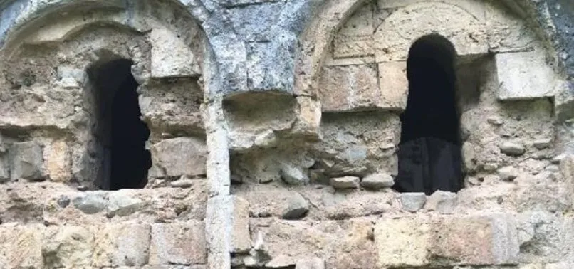Artvin’deki Tekkale Manastırı definecilerin kaçak kazısında talan edildi