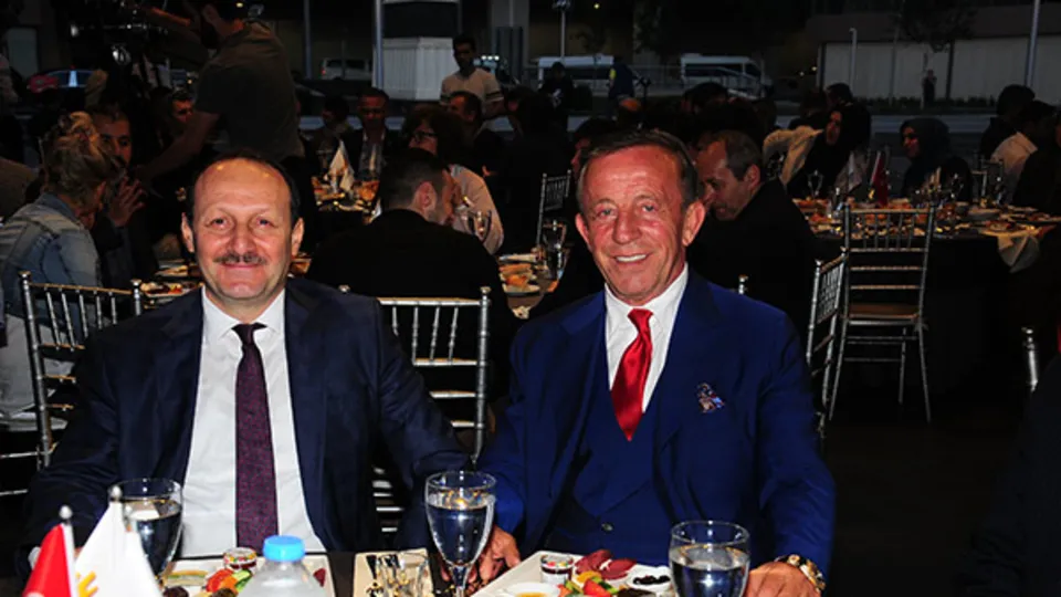 Ali Ağaoğlu'ndan dostlarına iftar yemeği