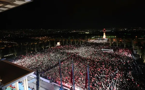 ankarada-tarihi-gece-milyonlar-baskan-erdoganin-balkon-konusmasini-bekliyor-1685302303561.jpg