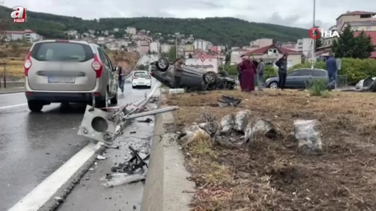 Maltepe'de yağış kazayı beraberinde getirdi: Otomobil direğe çarpıp ters döndü