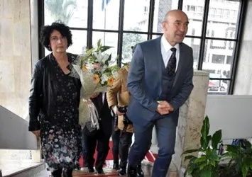 CHP'li İzmir Büyükşehir Belediye Başkanı Tunç Soyer ve eşi Neptün Soyer gözlerini "Süt kuzuları"nın parasına dikti