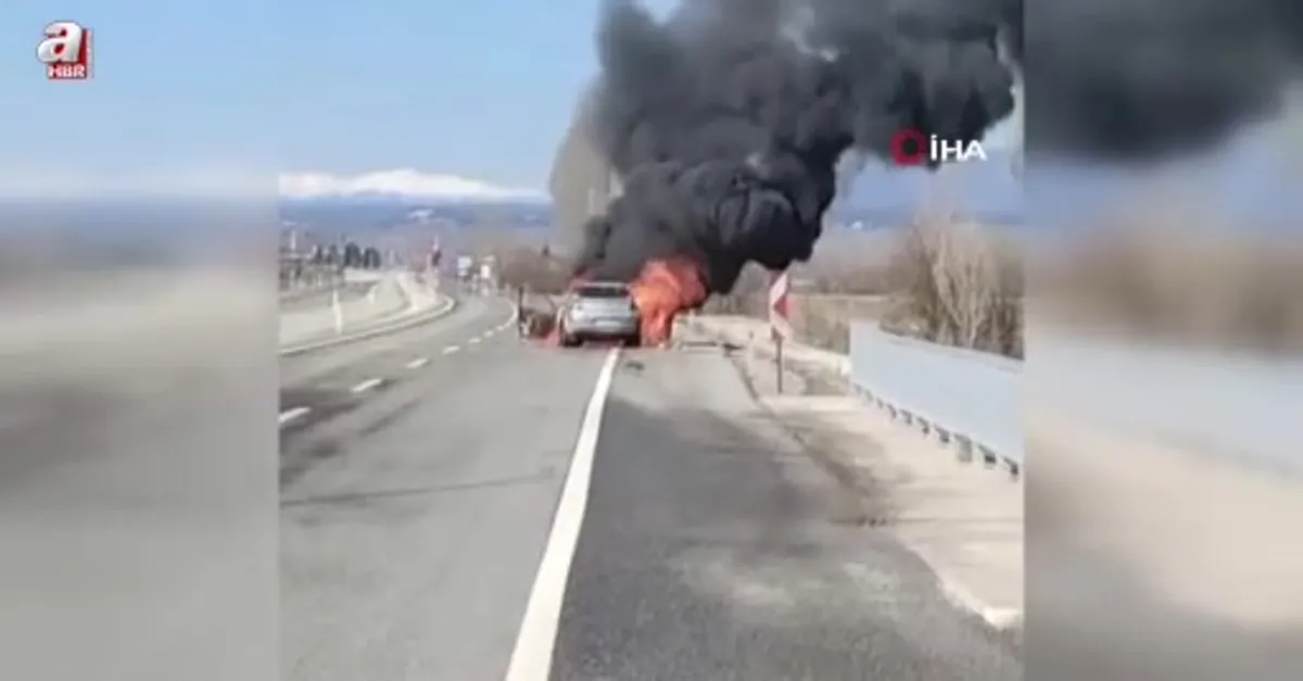 Seyir halindeki otomobil alev alev yandı