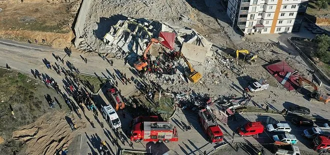 Kahramanmaraş’ta ağır hasarlı bina yıkım sırasında çöktü! Operatör enkaz altında hayatını kaybetti...