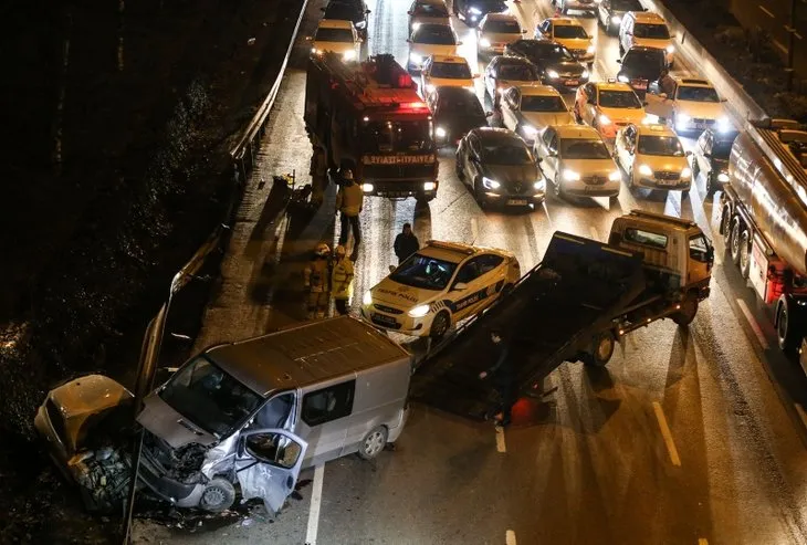 İstanbul’da korkunç kaza! Demir bariyerin altına girdi...
