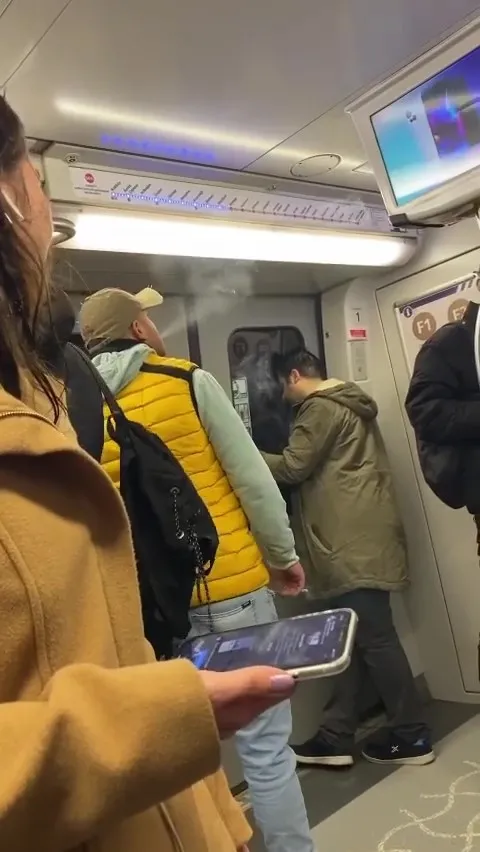 1675331733885.jpg İstanbul’da metroda sigara içti! Kadın yolcu çileden çıktı: Seni videoya çekeceğim terbiyesiz - 2