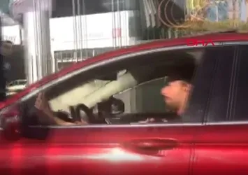 Tek ayağı ile otomobil kullanan maganda yakalandı