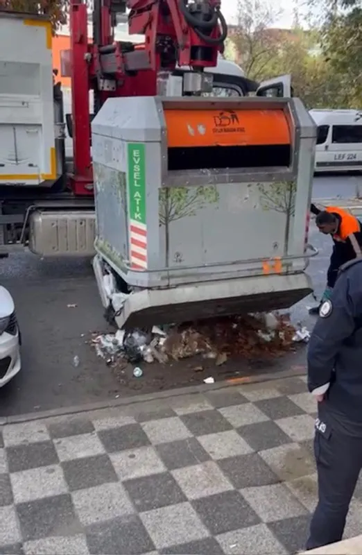 kadikoyde-ilginc-anlar-cop-konteynerine-saklandi-2-gun-sonra-vincle-cikarildi-1699093651544.jpg Kadıköy'de ilginç anlar! Çöp konteynerine saklandı: 2 gün sonra vinçle çıkarıldı - 2