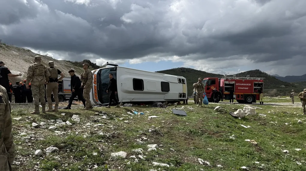 Diyarbakır'da yolcu otobüsü devrildi