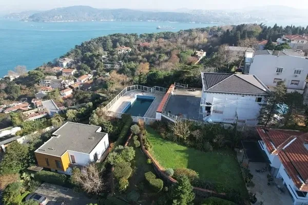 Halk TV’nin sahibi Cafer Mahiroğlu devletin yasağını tanımıyor! İBB’nin önünü açtığı kaçak villaya devam