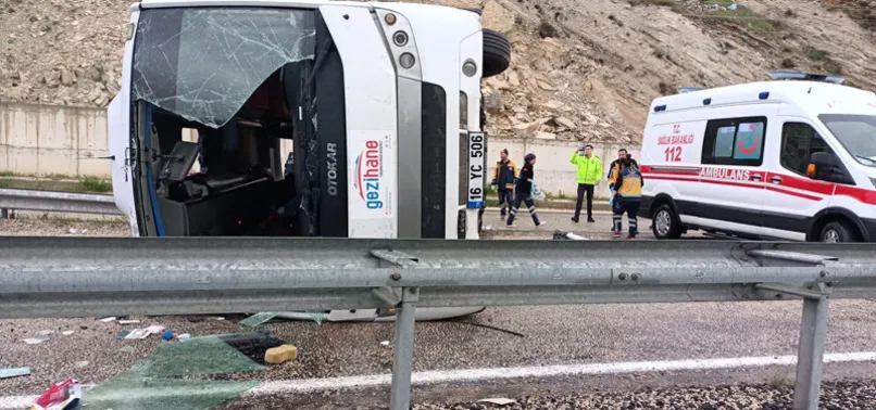 Sivas'ta tur midibüsü devrildi! Çok sayıda yaralı