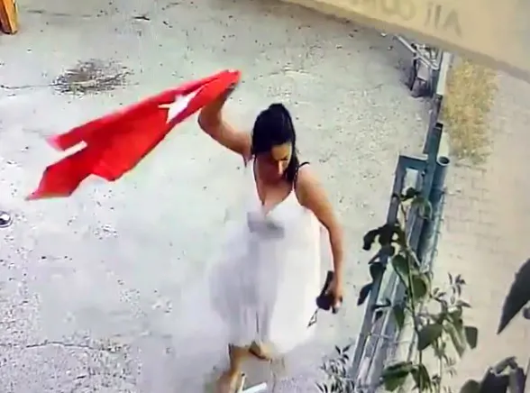 adanada-turk-bayragina-alcak-saldiri-gizlice-yaklasip-cope-atti-1626123533704.jpg Adana'da Türk bayrağına alçak saldırı! Gizlice yaklaşıp çöpe attı - 1