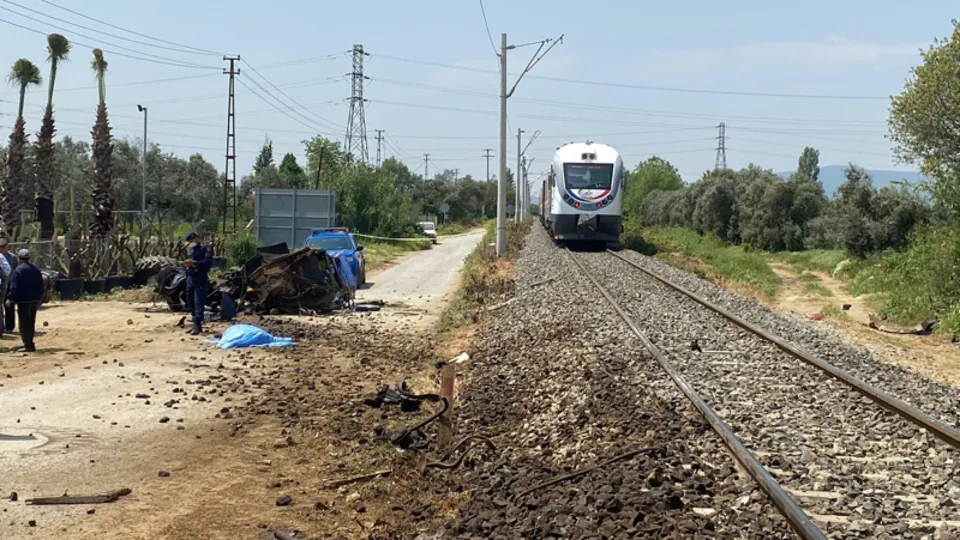 İzmir'de korkutan kaza! Tren traktöre çarptı