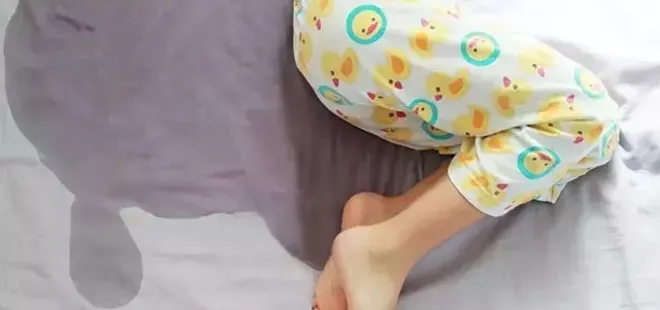 Geceleri altını ıslatan çocukların ailelerine önemli uyarılar