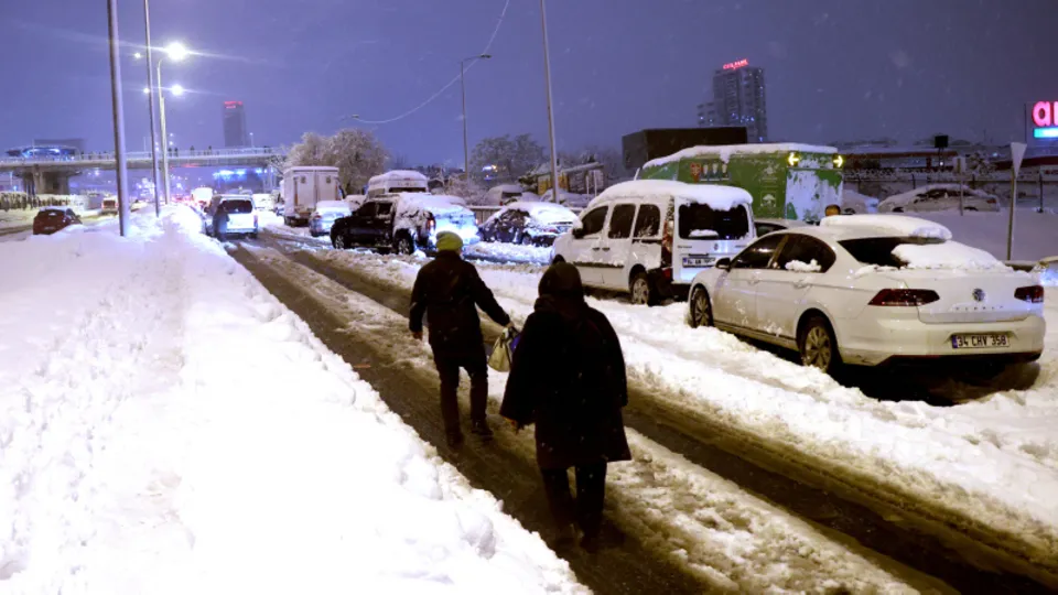 İBB yattı kar İstanbul'u esir aldı! Vatandaş yolda kaldı