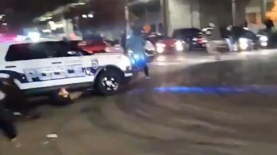 Son dakika: ABD yine yangın yeri! Polis aracı bir kişiyi çiğnedi
