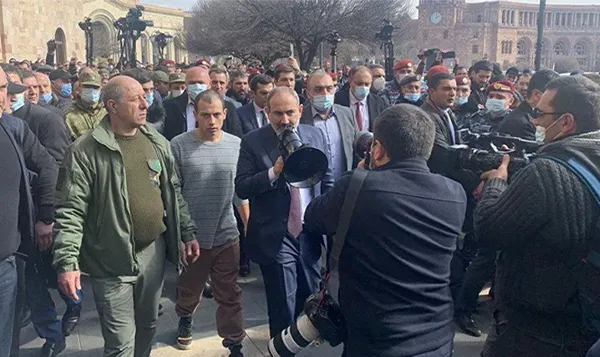 Son dakika: Ermenistan karıştı: Ordu Paşinyan’ın istifasını istedi! Jetler Erivan’da alçak uçuş yapıyor