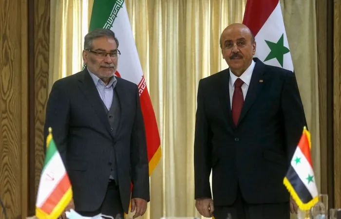 esadin-kara-kutusuydu-suudi-basinindan-flas-iddia-kandile-mi-sigindilar-1734505643665.jpg Esad'ın Ulusal Güvenlik Direktörü Ali Memlük ile İranlı yetkili (SANA)