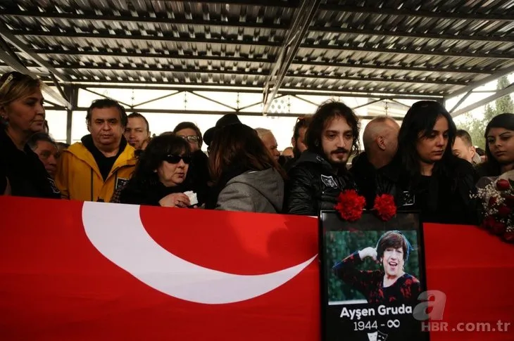 Ayşen Gruda'nın cenazesinden gözler Şener Şen'i aramıştı! Usta sanatçının o görüntüleri ortaya çıktı