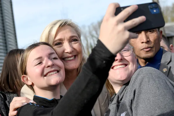 Fransa cumhurbaşkanı adayı Marine Le Pen ırkçılığını tescilledi!