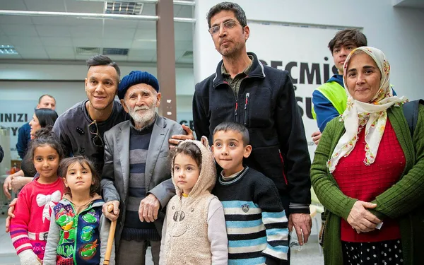 Josef De Souza Mersin’de depremzedelere moral verdi