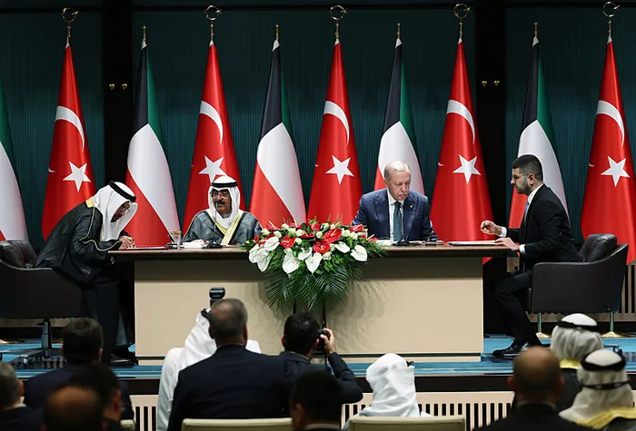 kuveyt-emiri-seyh-mesal-turkiyede-turkiye-ile-kuveyt-arasinda-cesitli-alanlarda-dev-anlasmalar-1715098564392.jpg Kuveyt Emiri Şeyh Meşal Türkiye'de! Türkiye ile Kuveyt arasında çeşitli alanlarda dev anlaşmalar - 5