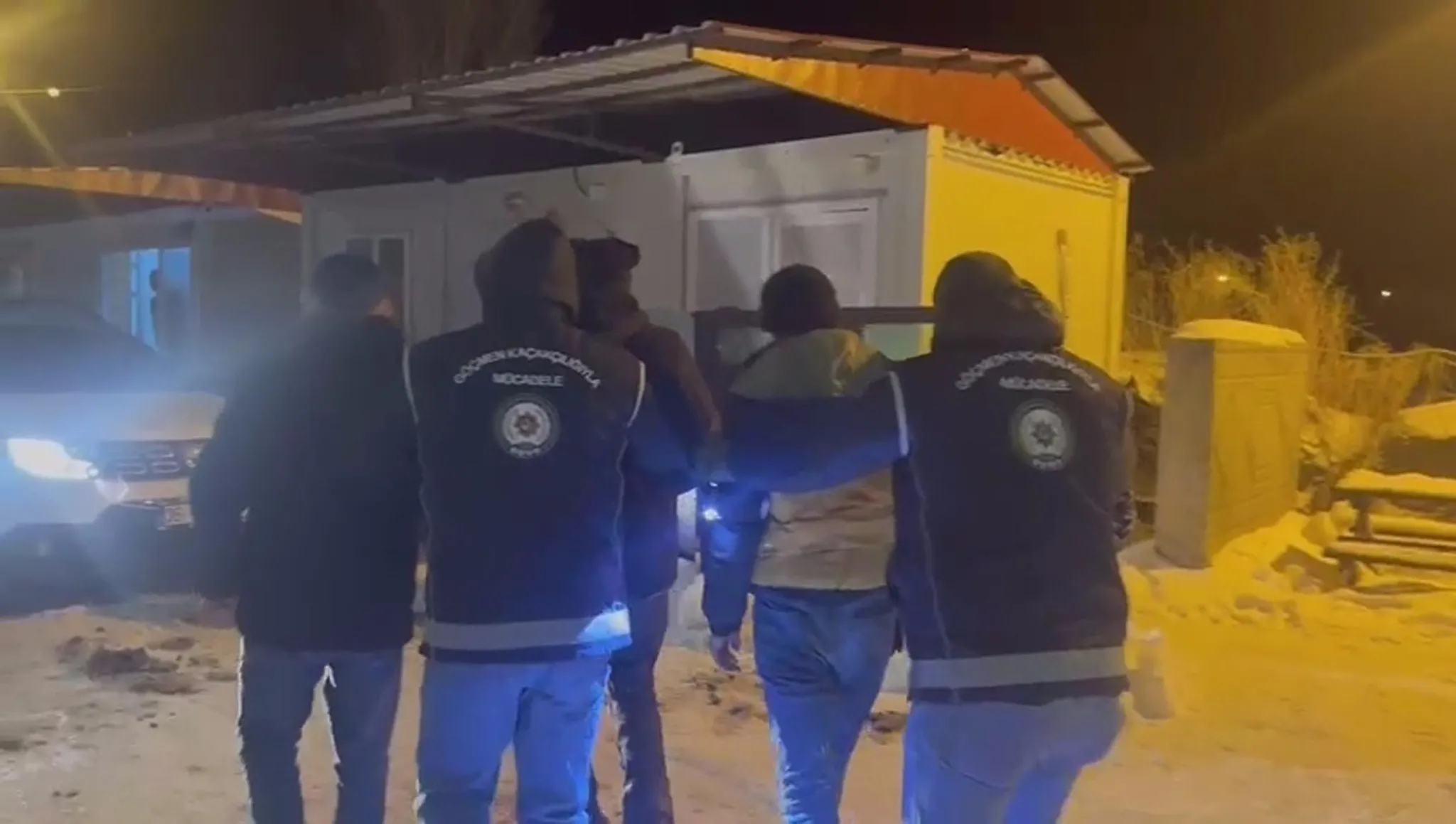 Taksinin bagajından 2 kaçak göçmen çıktı