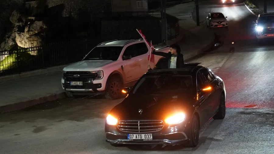 bizim-cocuklar-tarih-yazdi-bayragini-alan-sokaklara-dokuldu-iste-yurttan-kareler-1774994207918.jpg FOTOĞRAF (DHA)