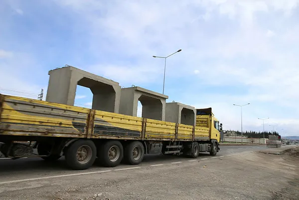 Suriye sınırındaki birliklere beton mevzi sevkiyatı! Kurşun geçirmez özellikte... - 1