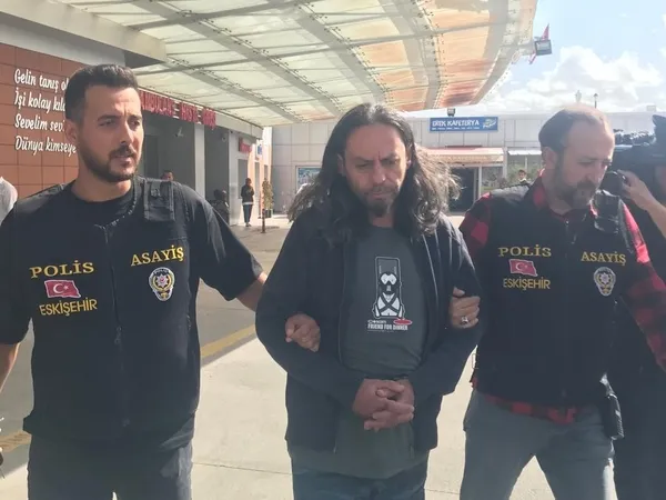 eskisehirde-kardes-katliami-katil-hastaneye-sevk-edilirken-verdigi-cevapla-herkesi-soke-etti-1664540748668.jpg