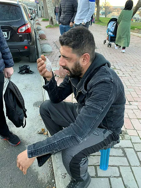 İBB zabıta ekipleri seyyar satıcıyı darp etti! Avukat o anları böyle paylaştı: Tek kelimeyle korkunçtu