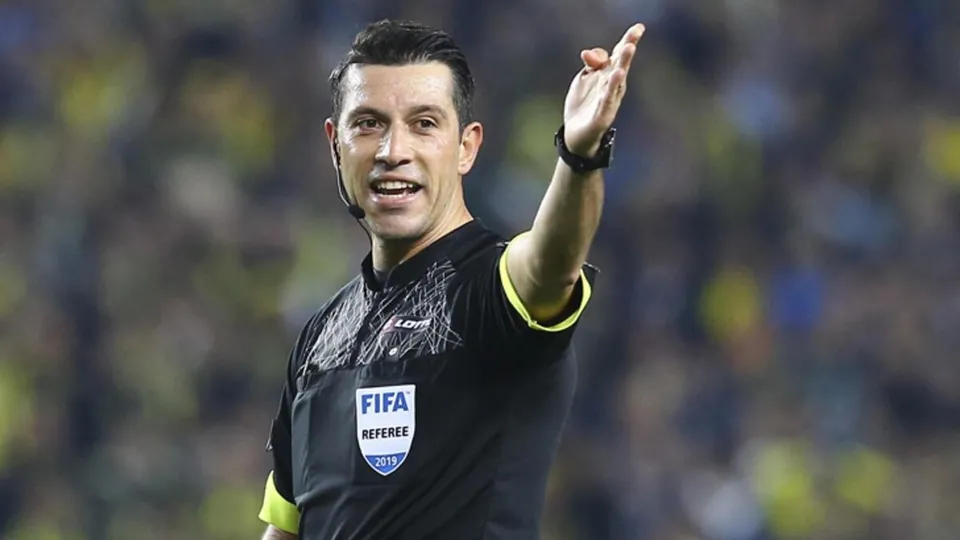 Türk hakemlerinden Süper Lig maçlarında skandal kararlar! Erman Toroğlu hakem dünyasını anlattı: Virüs gibi geziyorlar
