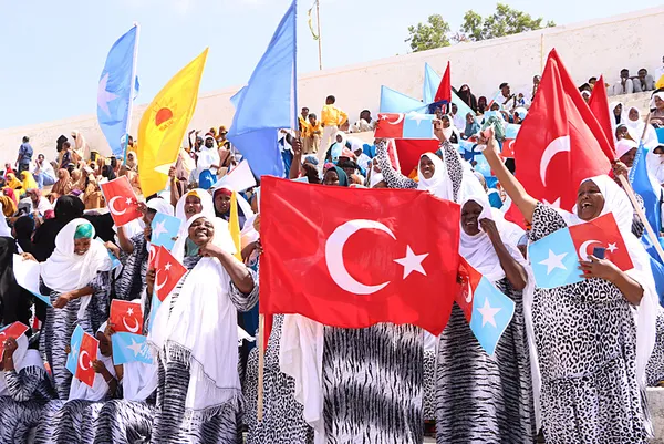 Somali’de Türkiye coşkusu! Anlaşma imzalandı halk sokaklara döküldü: Başkan Erdoğan’ın posterleri açıldı