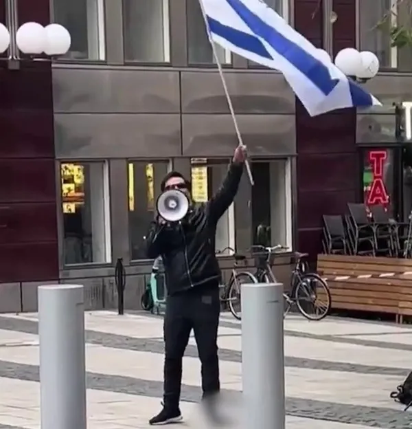 1697918706704.jpg Alçak Salwan Momika'yı yediği dayak kesmemiş! Yeni skandal: Kur'an-ı Kerim'e saldırdı katil İsrail bayrağını öptü - 5