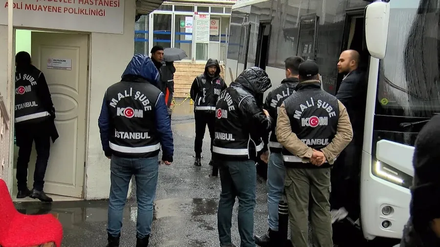 chpli-usak-belediyesine-rusvet-operasyonu-baskan-yalim-dahil-13-kisiye-tutuklama-talebi-1774885069867.jpg Uşak Belediyesi'ne yönelik 'rüşvet' soruşturması kapsamında gözaltına alınanlar sağlık kontrolünden geçirildi. (DHA)