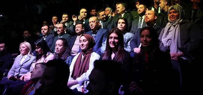 Başkan Erdoğan ve gençlere sürpriz! Özel tasarımlı sahnede büyük coşku yaşandı! Spot ışık sadece Başkan Erdoğan’ı gösterdi...