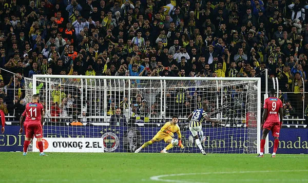 Kanarya liderliği sevdi! Fenerbahçe – Sivasspor: 1-0 MAÇ SONUCU ÖZET