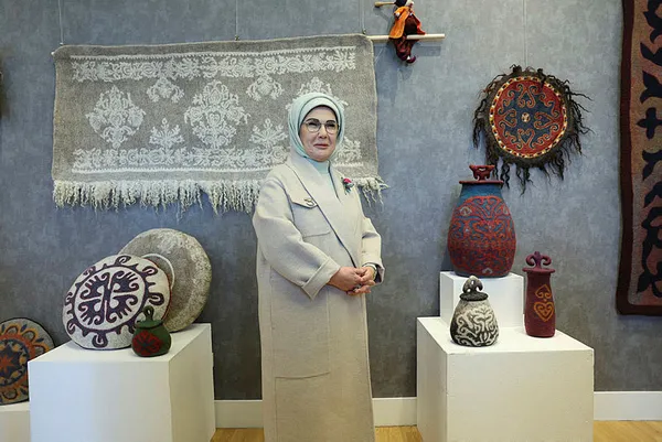 emine-erdogan-macaristan-parlamento-binasi-ile-turk-macar-kultur-yilina-ozel-sergiyi-gezdi-1702921160243.jpg Emine Erdoğan Macaristan Parlamento Binası ile Türk-Macar Kültür Yılı'na özel sergiyi gezdi - 4
