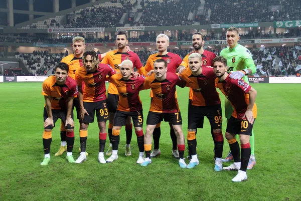 galatasaray-giresunda-seriye-bagladi-super-ligde-galibiyet-serisi-10a-cikti-1674928849659.jpg Galatasaray Giresun'da seriye bağladı! Rekor gecesi: Süper Lig'de galibiyet serisi 10'a çıktı! - 4