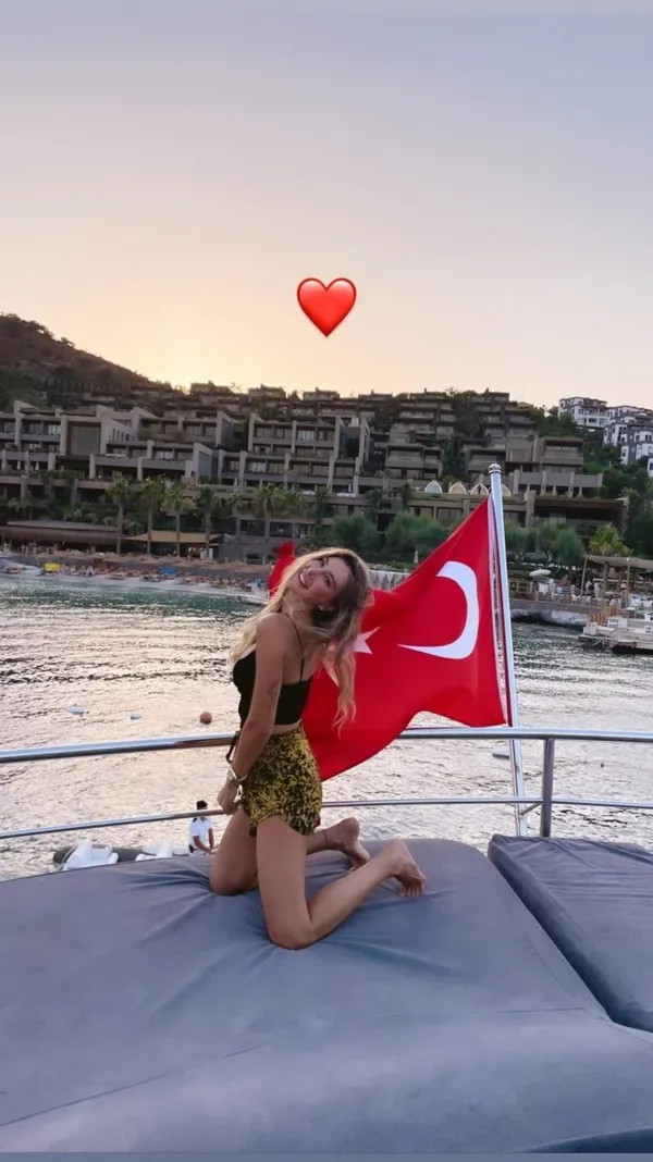 turkiye-yanarken-gulumseyen-pozlar-paylasan-seyma-subasina-tepki-1627821602290.jpg Şeyma Subaşı yine şaşırtmadı! Yangın yerinden pozlar... - 2