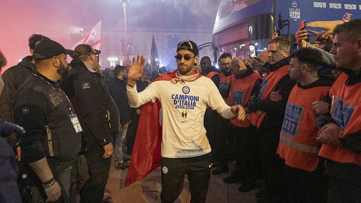 İtalya Serie A'yı kazanan Inter taraftarıyla şampiyonluk turu attı