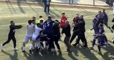 Sakarya’da son düdük çaldı yeşil saha boks ringine döndü! Amatör Lig’de yumruklar havada uçuştu